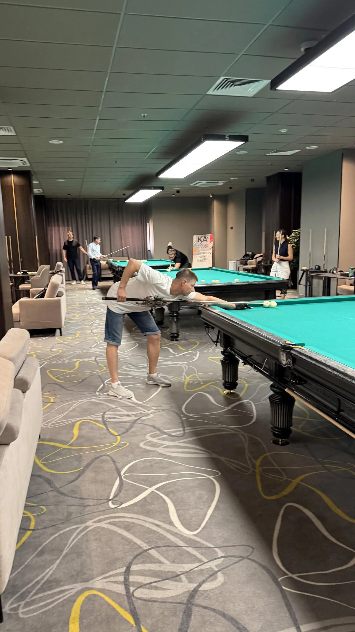Участники Kneller Club играют за несколькими столами на встрече в Екатеринбурге
